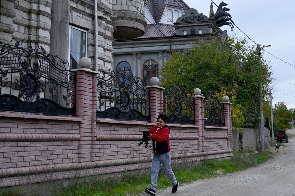 Cum arată palatele romilor din Moldova. Un bulibaşă şi-a făcut o copie a Capitoliului, apoi a abandonat-o - Imaginea 4