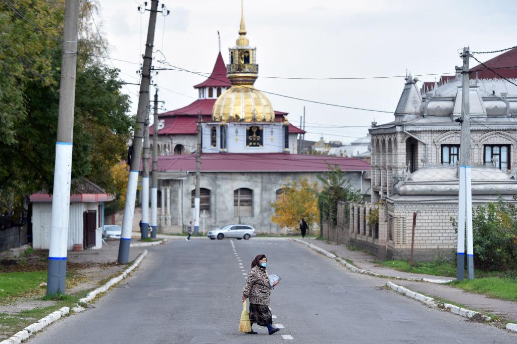 Cum arată palatele romilor din Moldova. Un bulibaşă şi-a făcut o copie a Capitoliului, apoi a abandonat-o - Imaginea 5