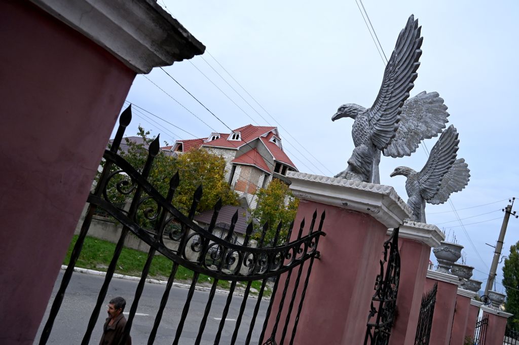 Cum arată palatele romilor din Moldova. Un bulibaşă şi-a făcut o copie a Capitoliului, apoi a abandonat-o - Imaginea 6