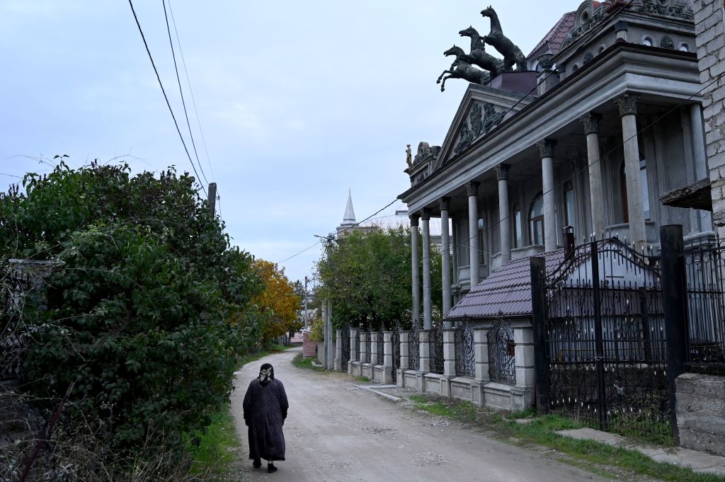 Cum arată palatele romilor din Moldova. Un bulibaşă şi-a făcut o copie a Capitoliului, apoi a abandonat-o - Imaginea 7