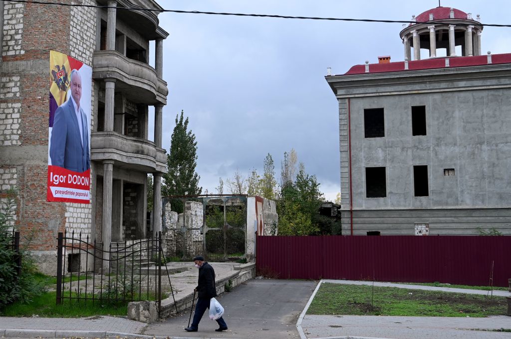 Cum arată palatele romilor din Moldova. Un bulibaşă şi-a făcut o copie a Capitoliului, apoi a abandonat-o - Imaginea 8