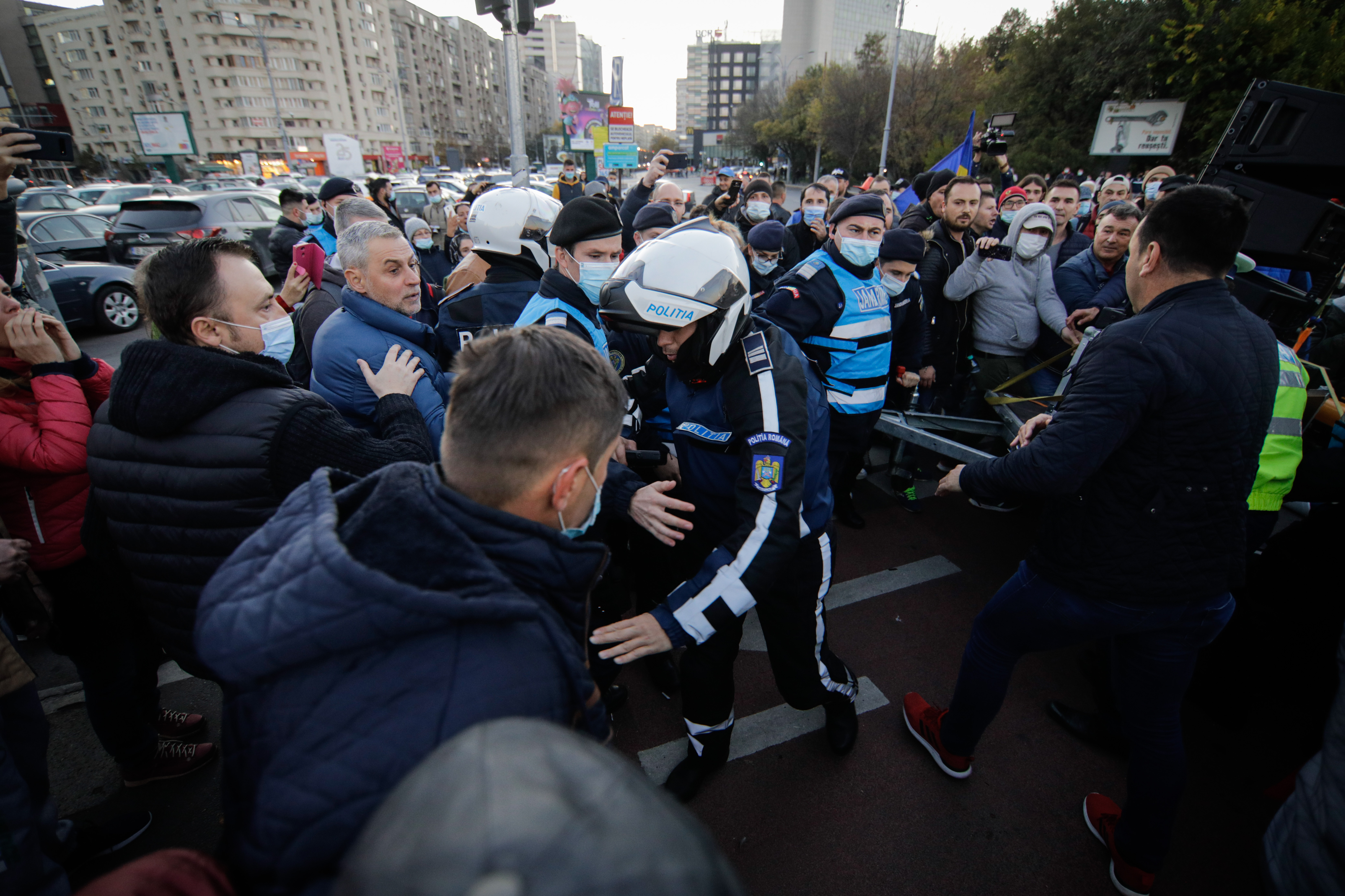 Zeci de persoane amendate și avertizate la protestul din Piața Victoriei împotriva măsurilor anti-Covid