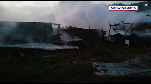Trei case din Mureș, distruse de un incendiu. Au intervenit pompieri din două județe