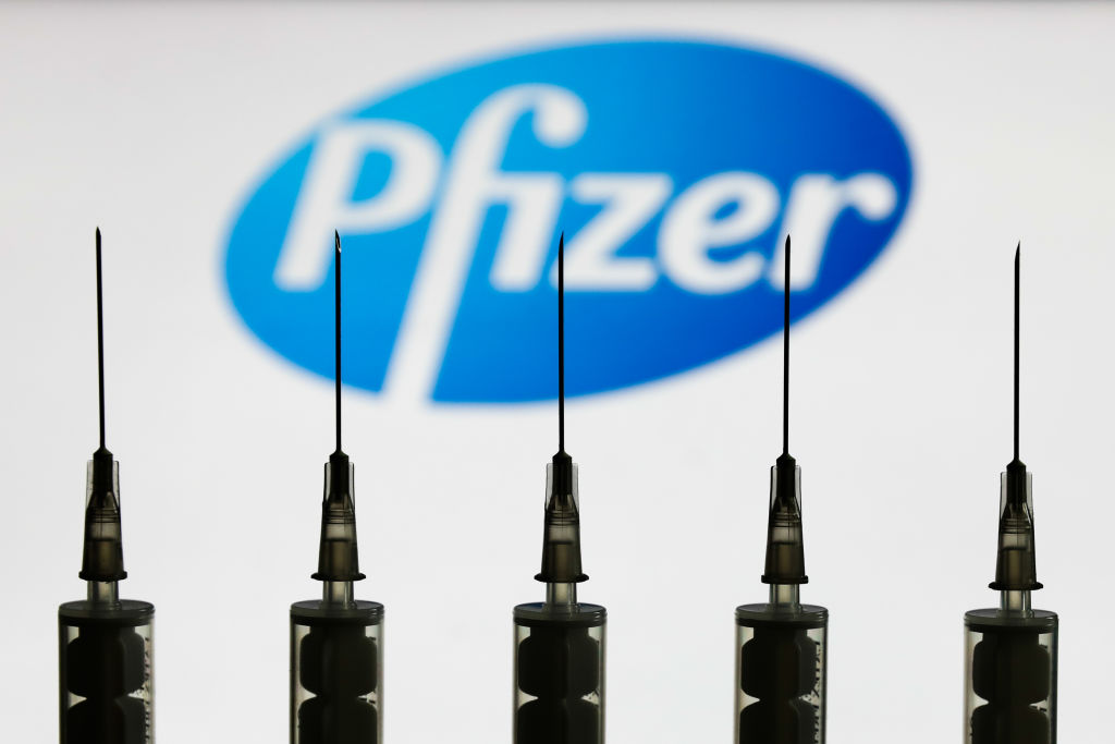 CE a încheiat contractul cu Pfizer-BioNTech pentru 300 de milioane de doze de vaccin. Când va ajunge și în România