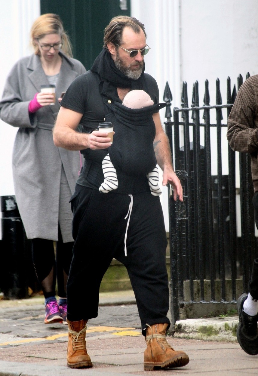 Jude Law, surprins la plimbare cu al șaselea copil al său, în Londra. GALERIE FOTO - Imaginea 8