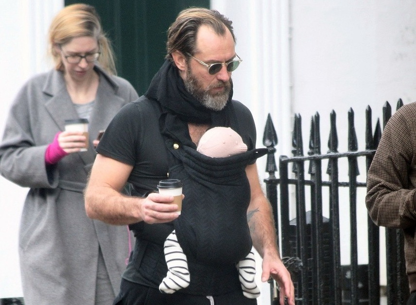 Jude Law, surprins la plimbare cu al șaselea copil al său, în Londra. GALERIE FOTO - Imaginea 7