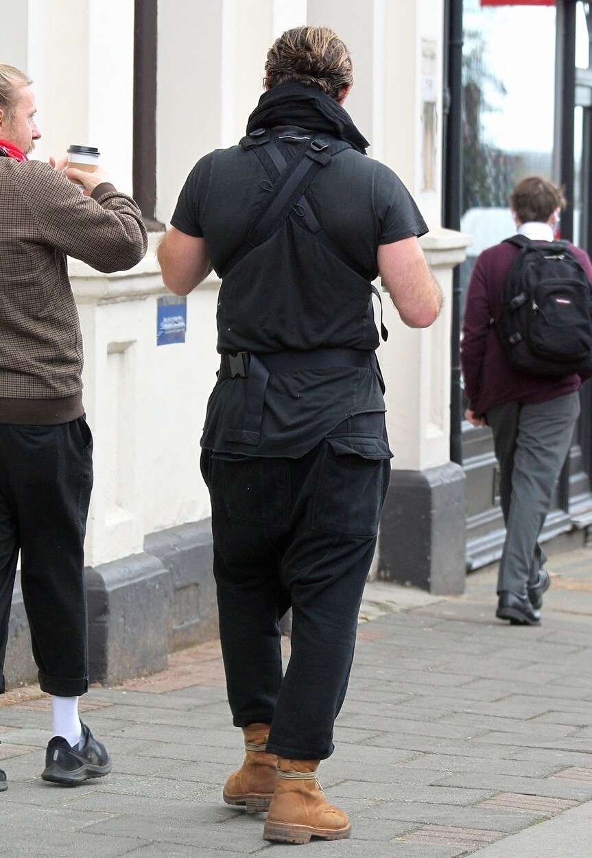 Jude Law, surprins la plimbare cu al șaselea copil al său, în Londra. GALERIE FOTO - Imaginea 6