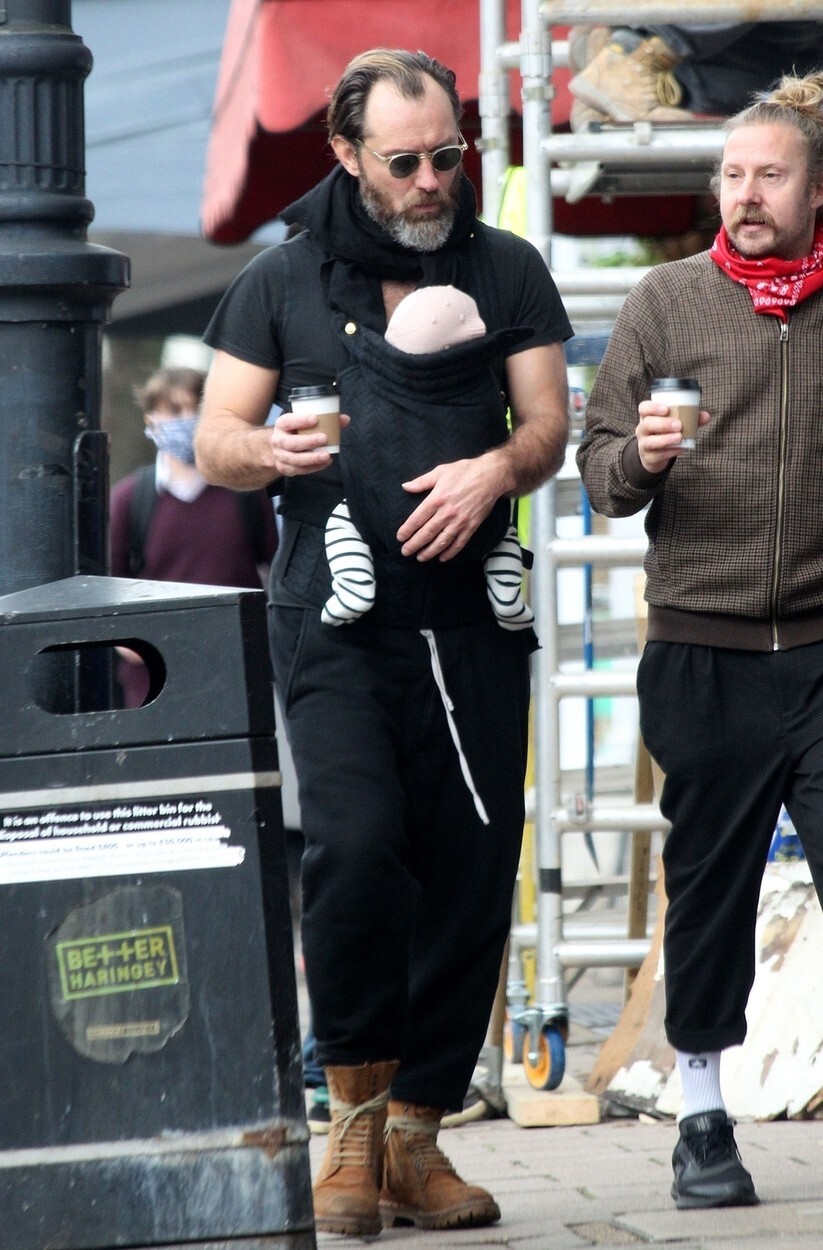 Jude Law, surprins la plimbare cu al șaselea copil al său, în Londra. GALERIE FOTO - Imaginea 4