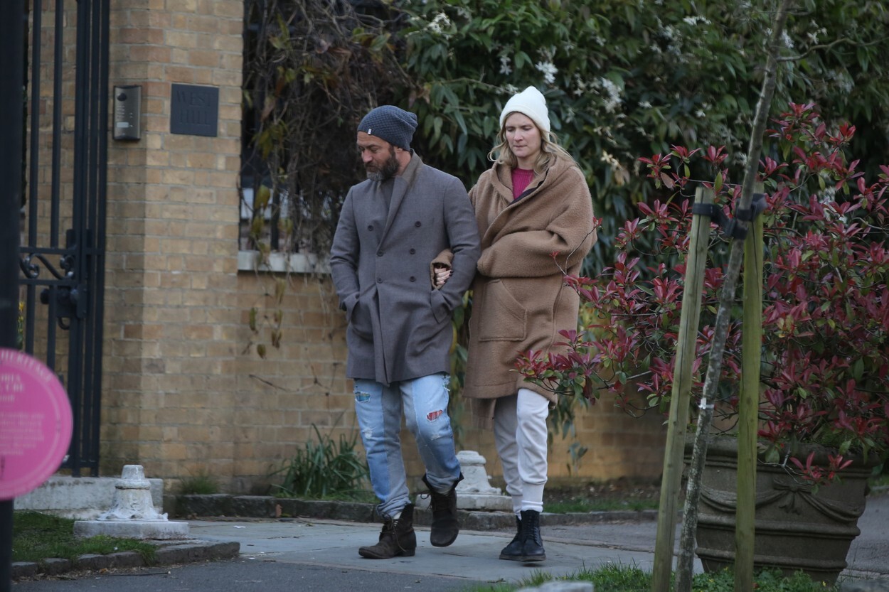 Jude Law, surprins la plimbare cu al șaselea copil al său, în Londra. GALERIE FOTO - Imaginea 3