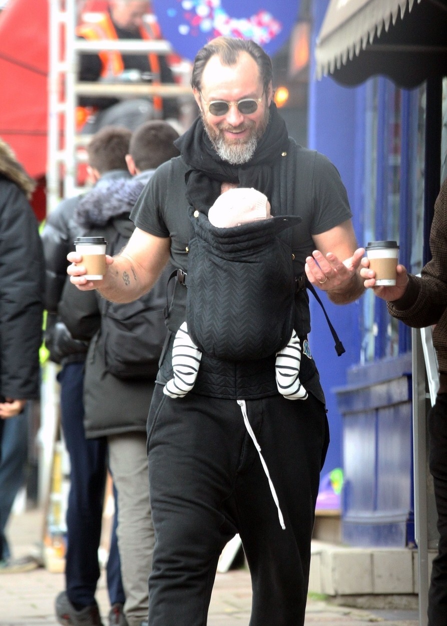 Jude Law, surprins la plimbare cu al șaselea copil al său, în Londra. GALERIE FOTO - Imaginea 1