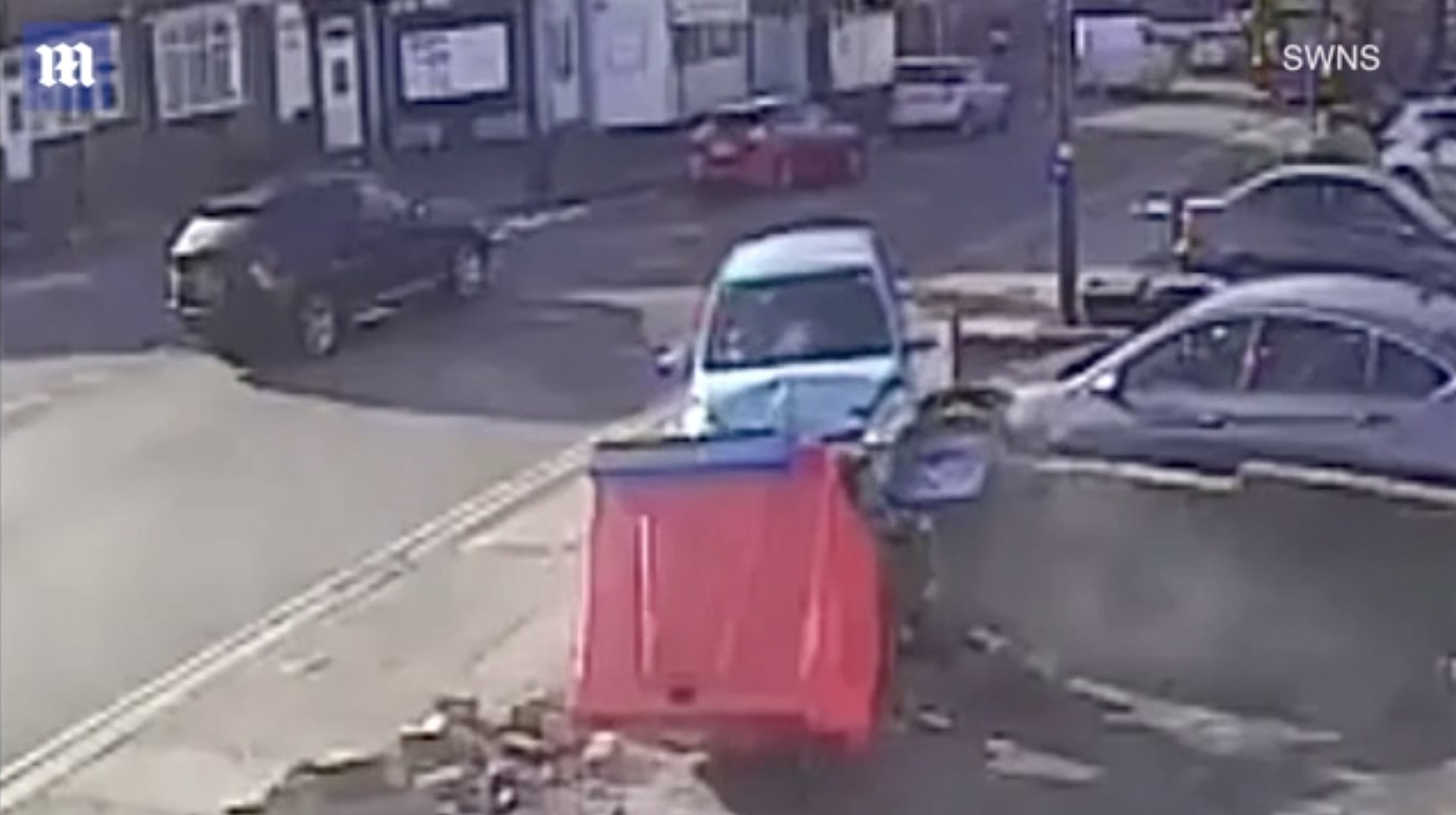 VIDEO. Un șofer a făcut accident de 6 ori într-un minut. A lovit 3 mașini și a doborât ziduri