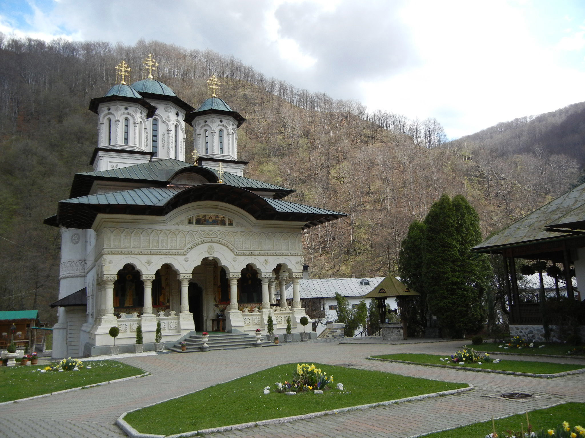 Mănăstirea Lainici, în carantină pentru două săptămâni. Un călugăr a murit iar alte șapte persoane sunt infectate