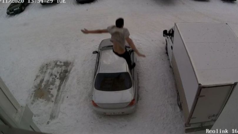 Un bărbat din Rusia a fost filmat cum cade de la etaj peste o mașină parcată