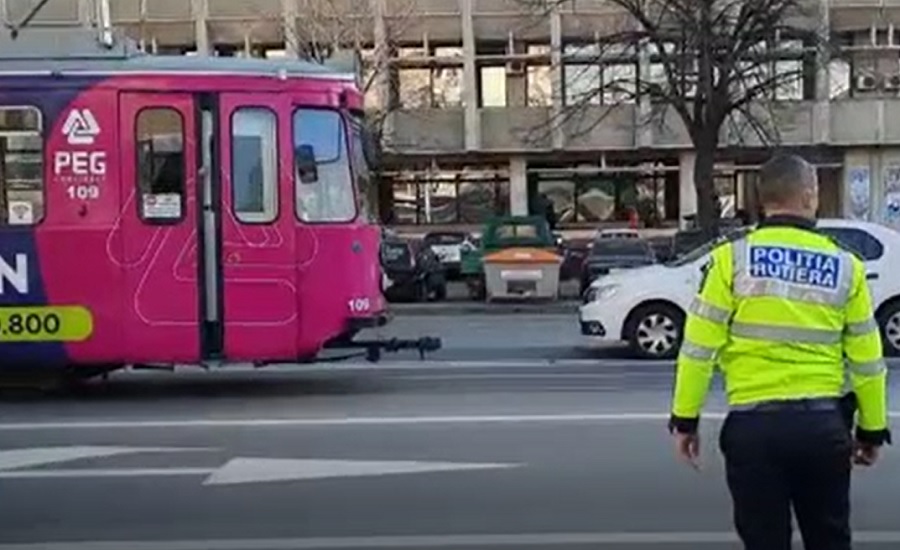 Un tramvai a intrat în 5 maşini oprite la semafor, în Iași. Accidentul, surprins de camere