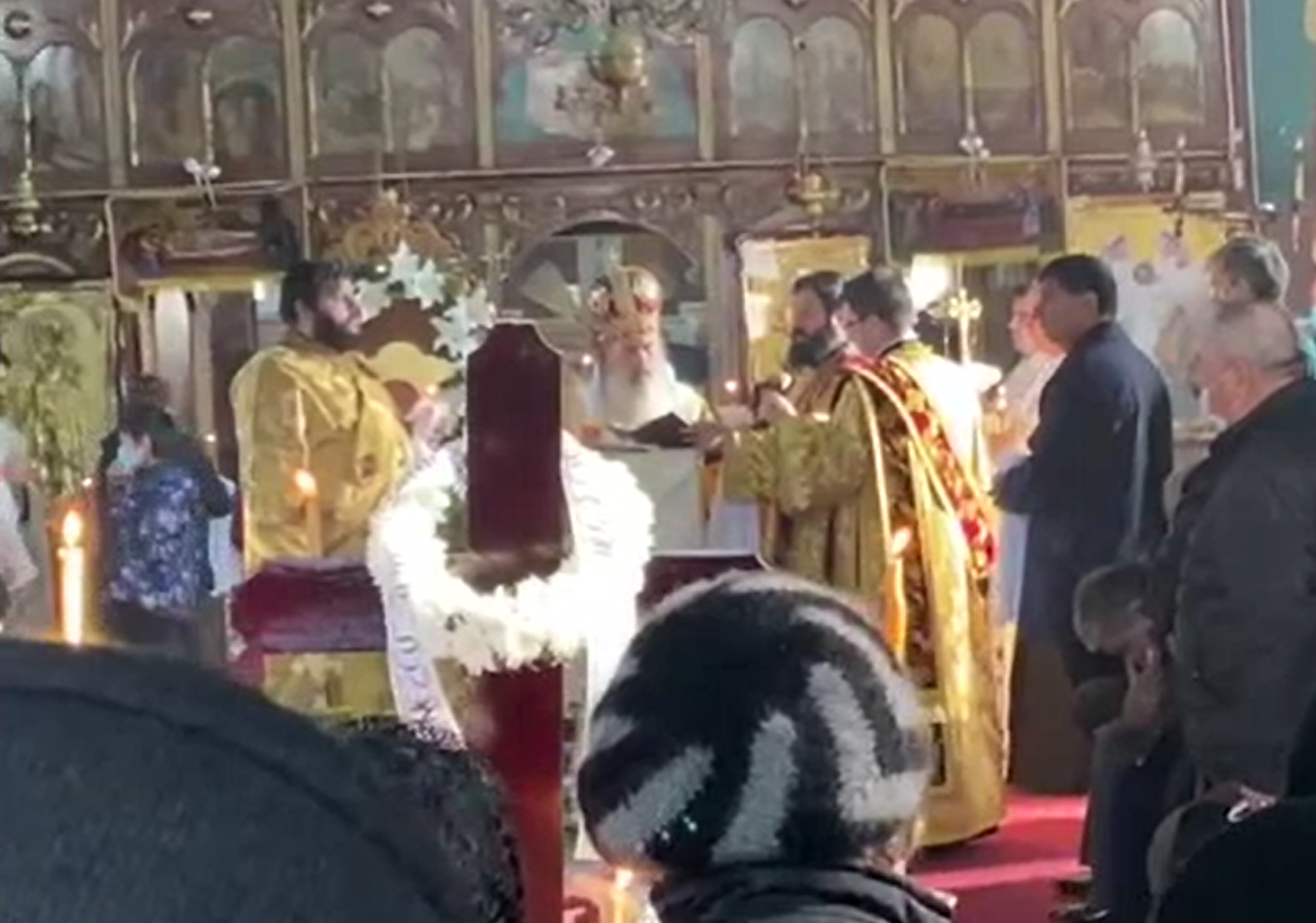 În plin scandal pe tema pelerinajului de Sf. Andrei, ÎPS Tudosie a fost surprins la o slujbă fără mască