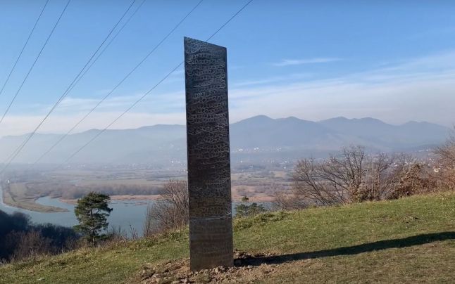 Monolitul metalic misterios, care a fost descoperit lângă o cetate dacică din România, a dispărut