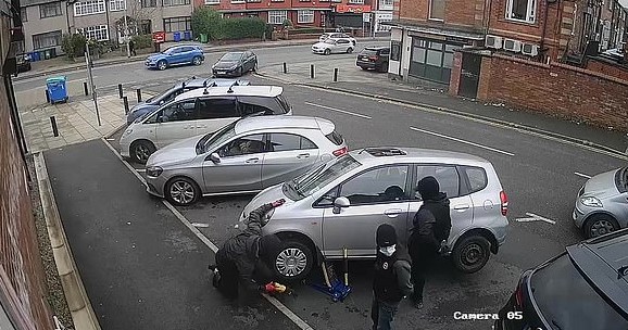 Cum au reușit trei hoți din Anglia să fure catalizatorul unei mașini în mai puțin de un minut