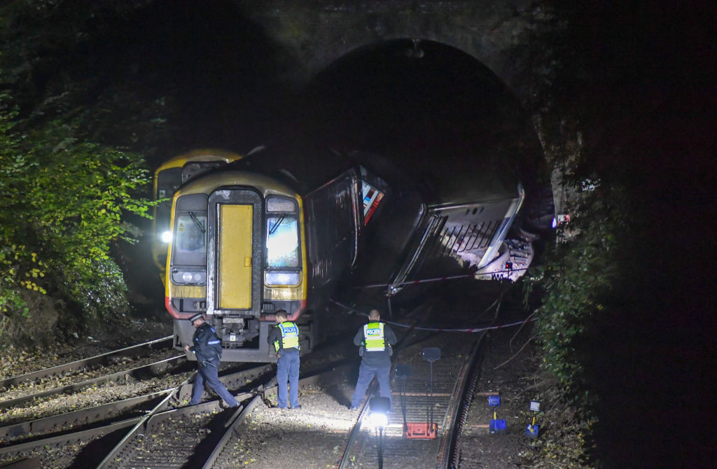 Alertă de „incident major” în Marea Britanie. 17 persoane au fost rănite după ce două trenuri s-au ciocnit