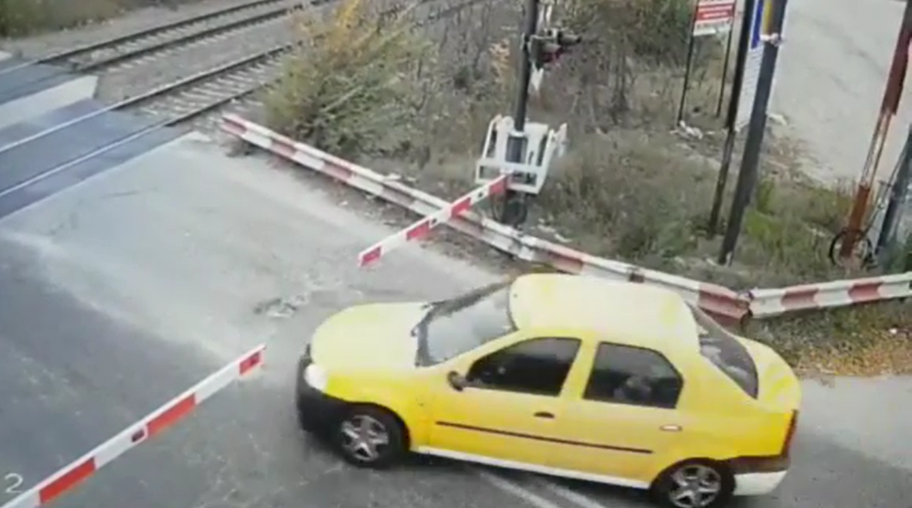 VIDEO Momentul în care un şofer forțează barierele de la o trecere peste calea ferată. Mesajul transmis de CFR
