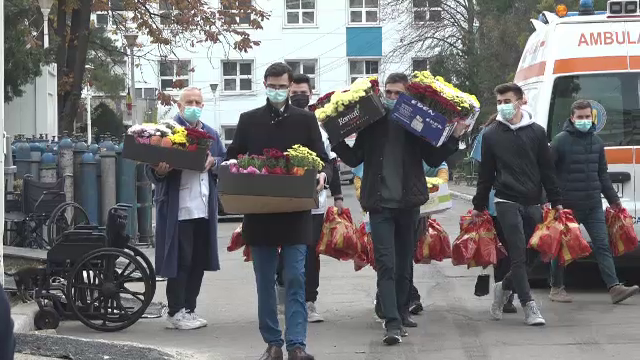 Momente emoționante la un spital din Galați. Voluntarii au aplaudat medicii și le-au oferit flori în semn de recunoștință