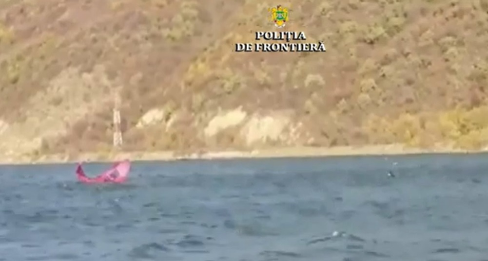 Un bărbat care făcea kite-surfing pe Dunăre a fost salvat de poliţiştii de frontieră. VIDEO