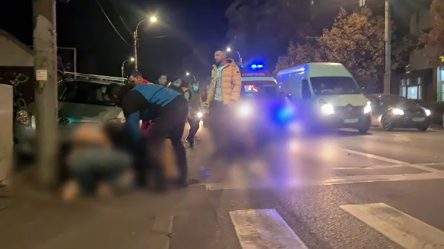 Un bărbat și o fetiță au fost loviți în plin pe o trecere de pietoni, în Cluj-Napoca. Cei doi au ajuns de urgență la spital