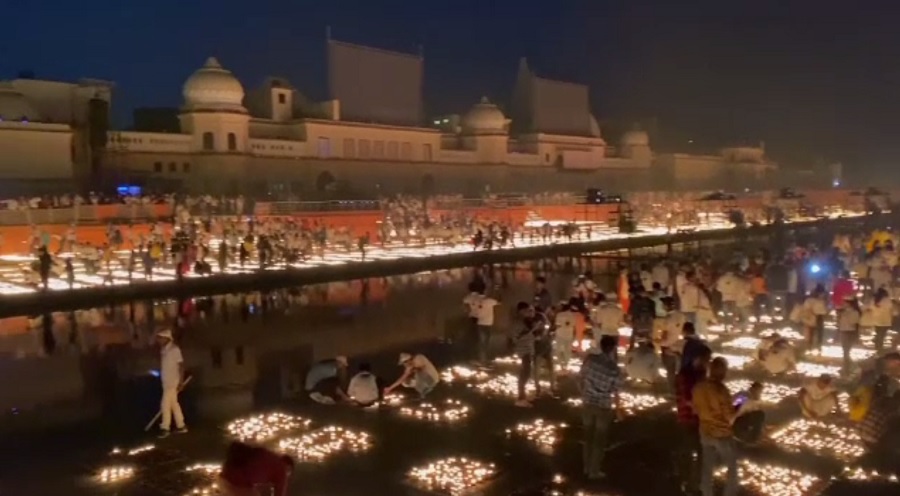 Record mondial stabilit în India. 900.000 de candele cu ulei au fost aprinse simultan