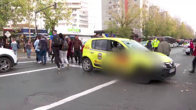O femeie a fost lovită pe trecerea de pietoni de un taxi. „Nici n-a frânat, nimic”