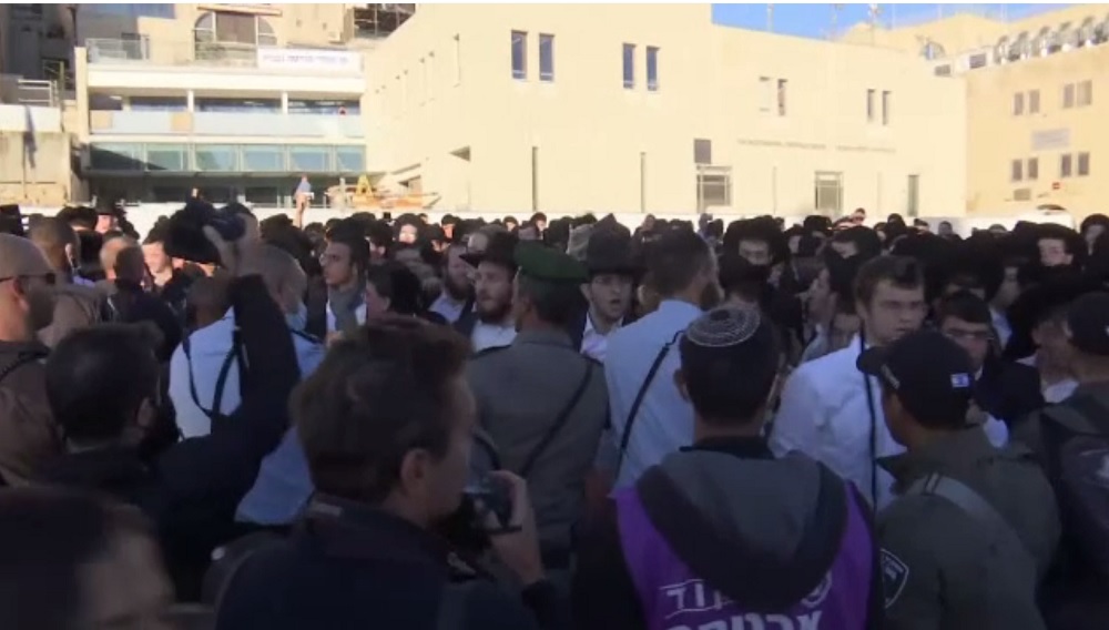 Scandal în Ierusalim. Evreii ultra-ortodocși au protestat împotriva unor femei care au venit să se roage la Zidul Plângerii