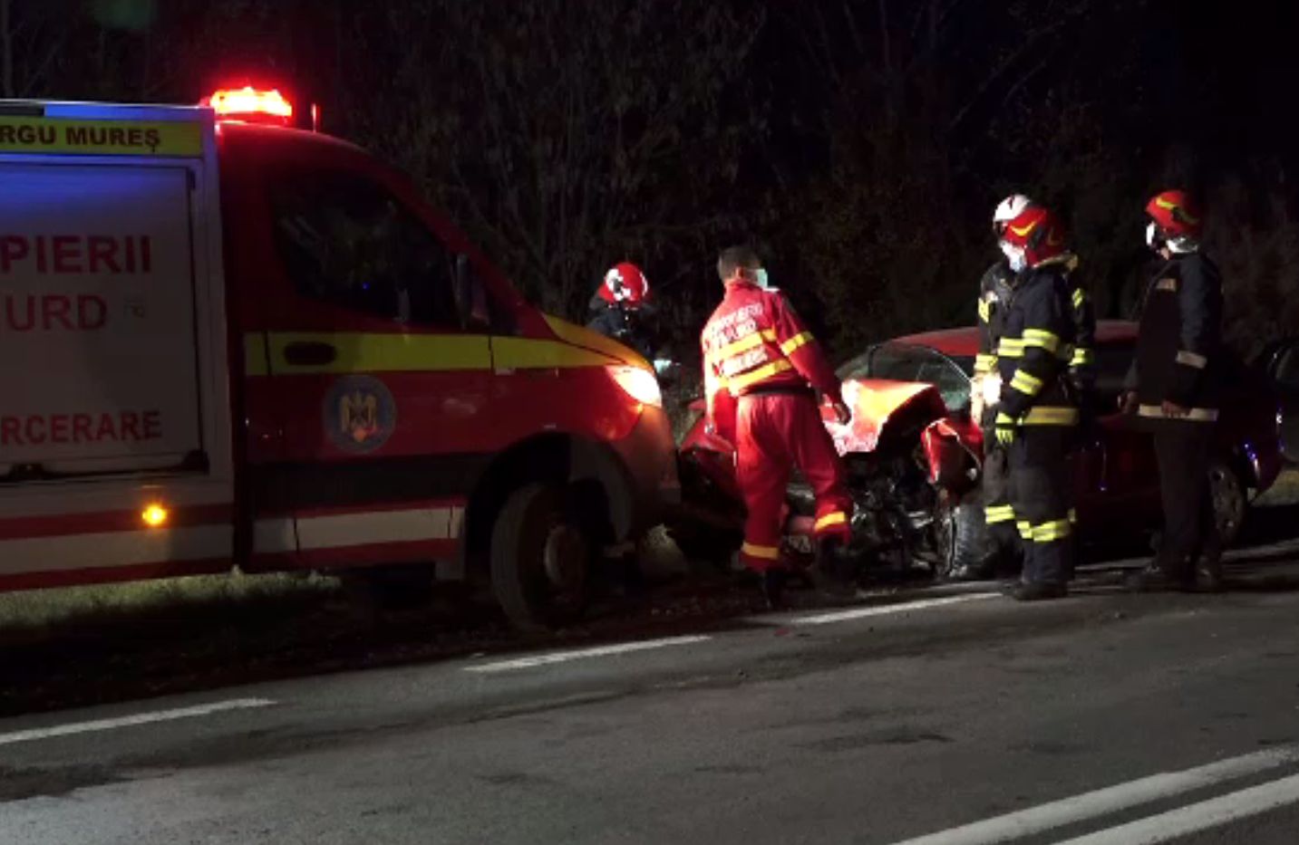 Un șofer de 72 de ani a adormit la volan pe un drum din Mureș. A murit după ce a intrat într-o dubă