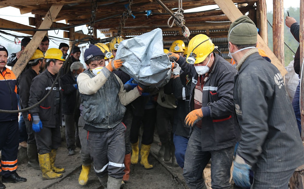 Explozie puternică într-o mină din Kazahstan. Şase oameni au murit