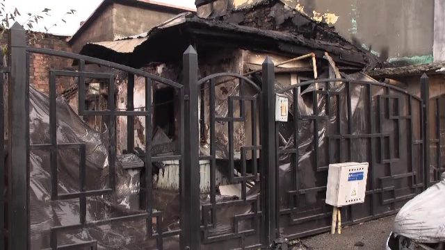 Un incendiu violent a cuprins trei case, la Ploiești. Un bărbat a murit carbonizat