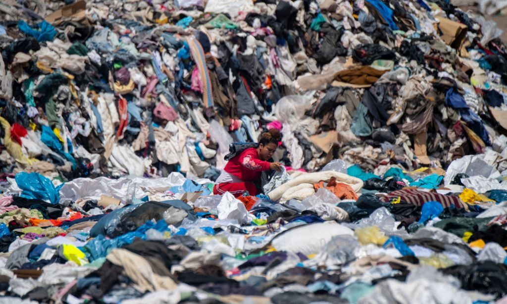 Un munte de haine a apărut în deșertul Atacama. 39.000 de tone ajung anual acolo. GALERIE FOTO - Imaginea 4