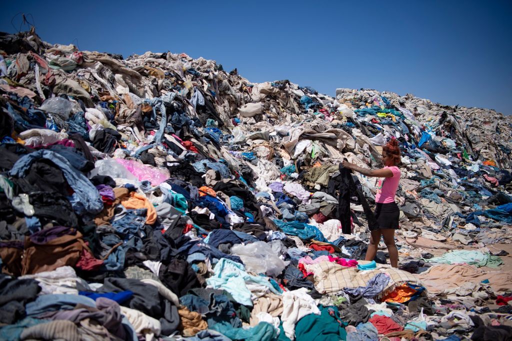 Un munte de haine a apărut în deșertul Atacama. 39.000 de tone ajung anual acolo. GALERIE FOTO - Imaginea 3