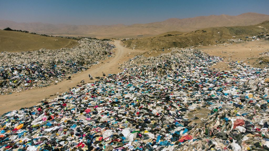 Un munte de haine a apărut în deșertul Atacama. 39.000 de tone ajung anual acolo. GALERIE FOTO - Imaginea 2