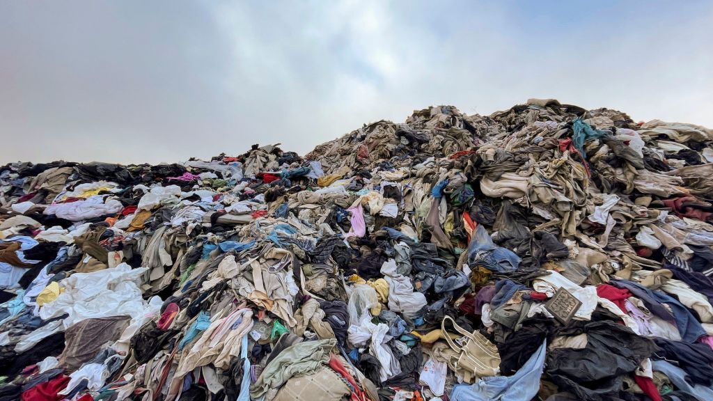 Un munte de haine a apărut în deșertul Atacama. 39.000 de tone ajung anual acolo. GALERIE FOTO