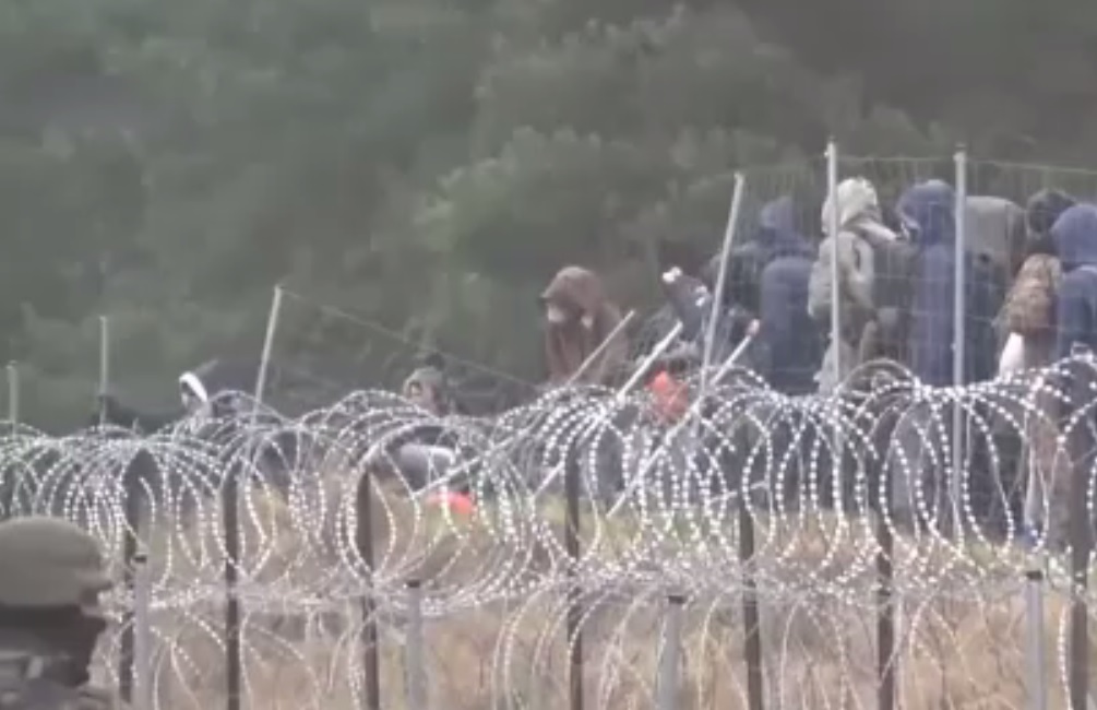 Alertă în Uniunea Europeană. Sute de migranți au forțat granița Poloniei cu Belarus