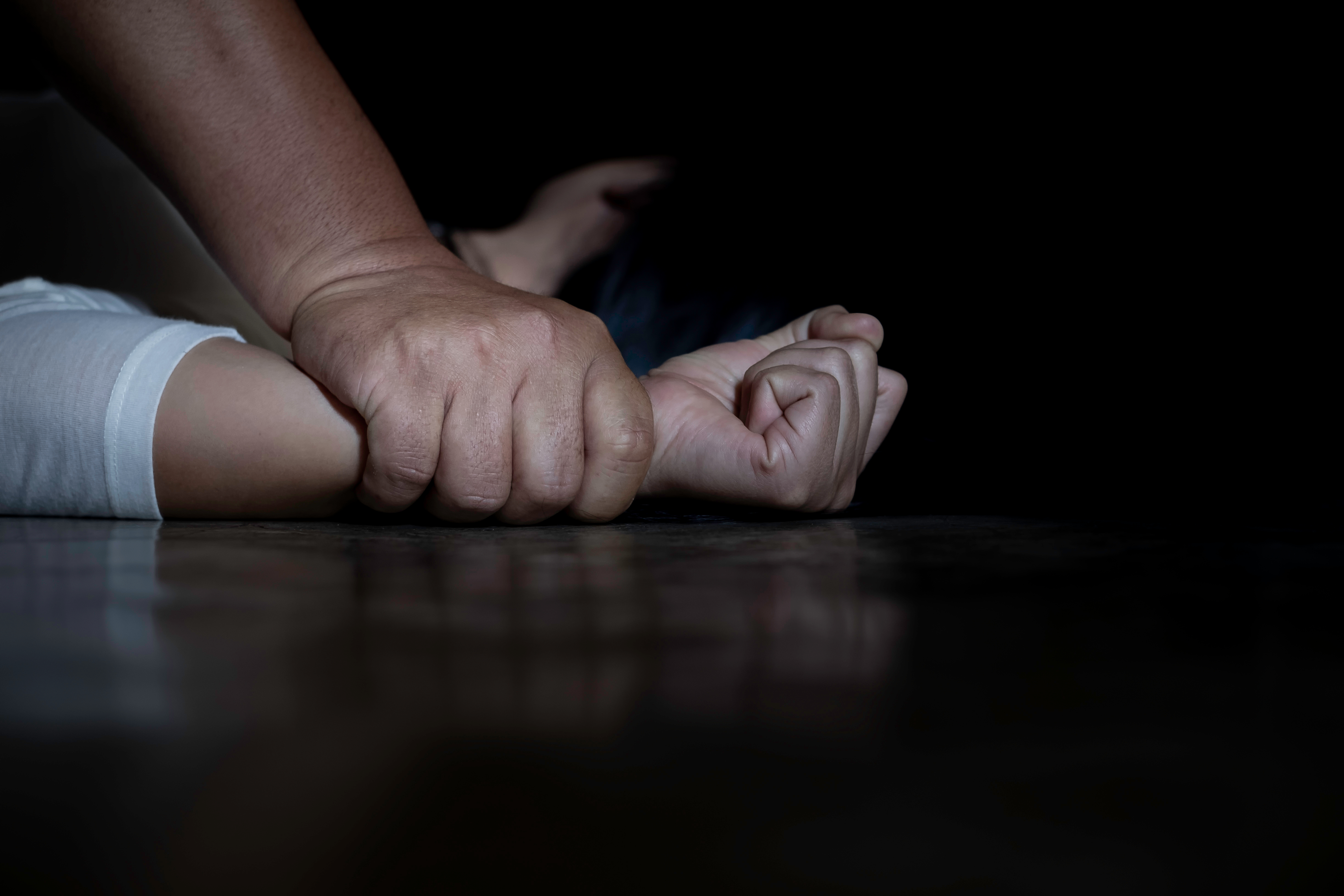 O fată de 18 ani din Maramureș a fost agresată sexual de unchiul ei timp de 10 ani. Mama și toți vecinii știau