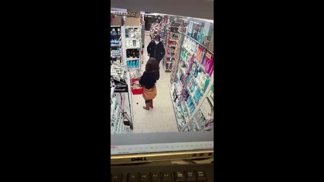 Momentul în care tânărul de 17 ani a atacat cu cuțitul o femeie, într-un supermarket din Cluj-Napoca. VIDEO ȘOCANT