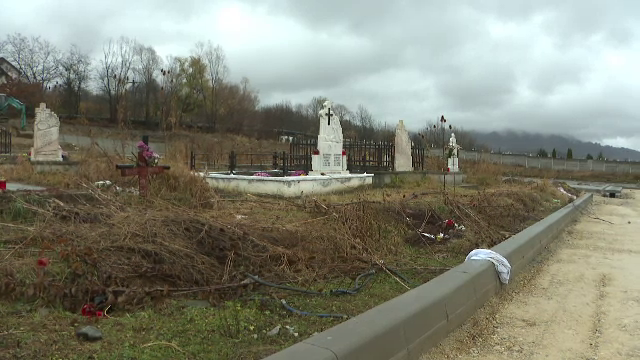 Situație tragi-comică în Petroșani. O parcare a fost construită în jurul a șapte morminte