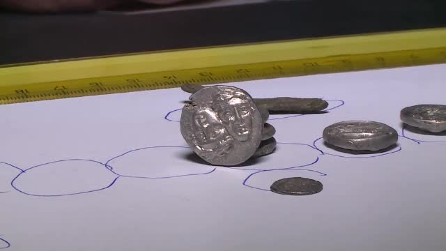 Descoperire inedită într-o pădure din Dobrogea. Un medic a găsit 8 monede din argint, vechi de peste 2.000 de ani