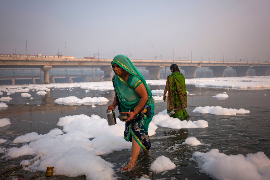 Un strat de spumă toxică a acoperit un râu sacru din India. Mai mulți oameni s-au scăldat în apă