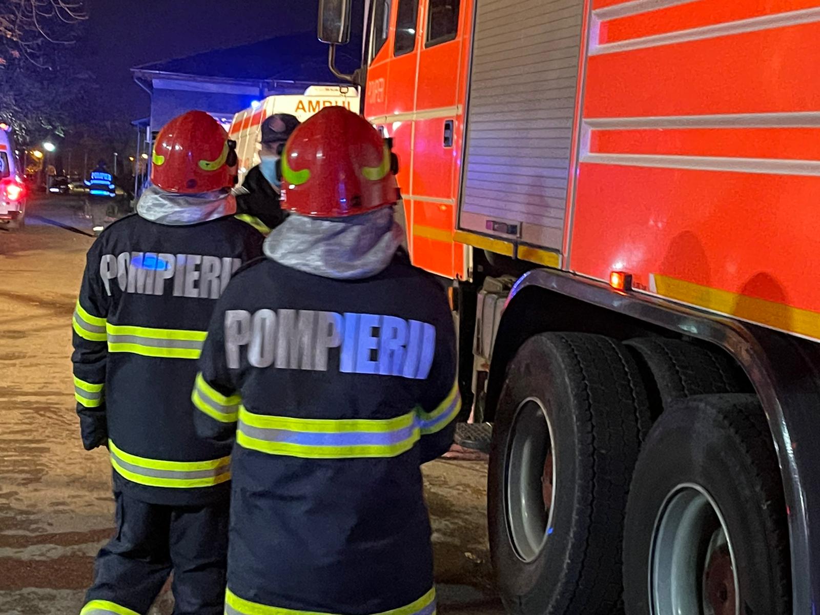 Cinci persoane, la spital, după un incendiu într-un bloc de locuinţe din Hunedoara. Oamenii au rămas blocaţi în apartamente