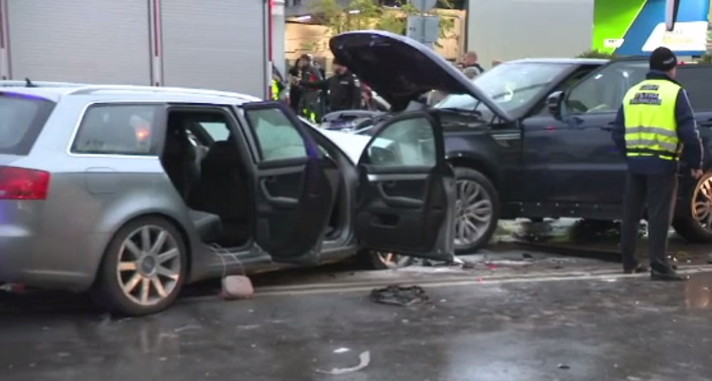 O femeie rănită și peste 20 de mașini avariate, după ce polițiștii bulgari au urmărit un adolescent de 15 ani în trafic