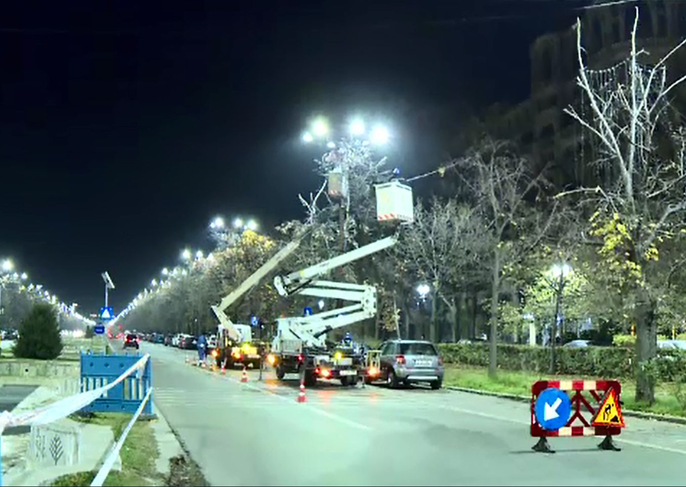 A început montarea luminițelor de Crăciun în București. Anul acesta sunt cu buget redus