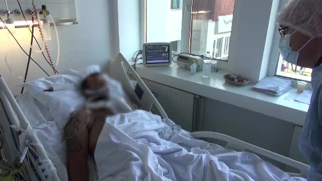 Un bărbat de 41 de ani „a revenit la viață” după 2 săptămâni de comă, din cauza Covid-19. Mesajul său de pe patul de spital