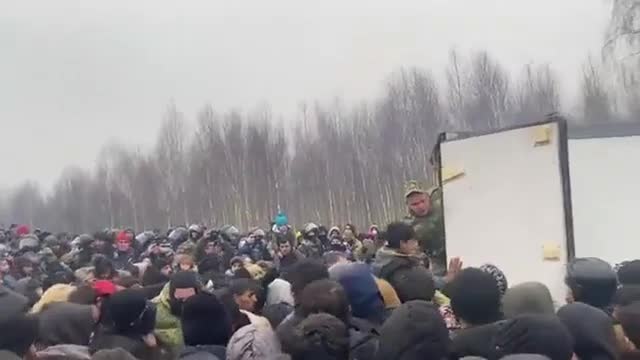 Haos la graniţa polono-belarusă. Refugiații se calcă în picioare pentru o bucată de pâine