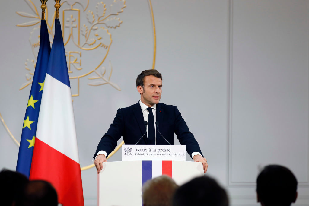 Presa franceză: Emmanuel Macron a schimbat una din culorile drapelului Franței
