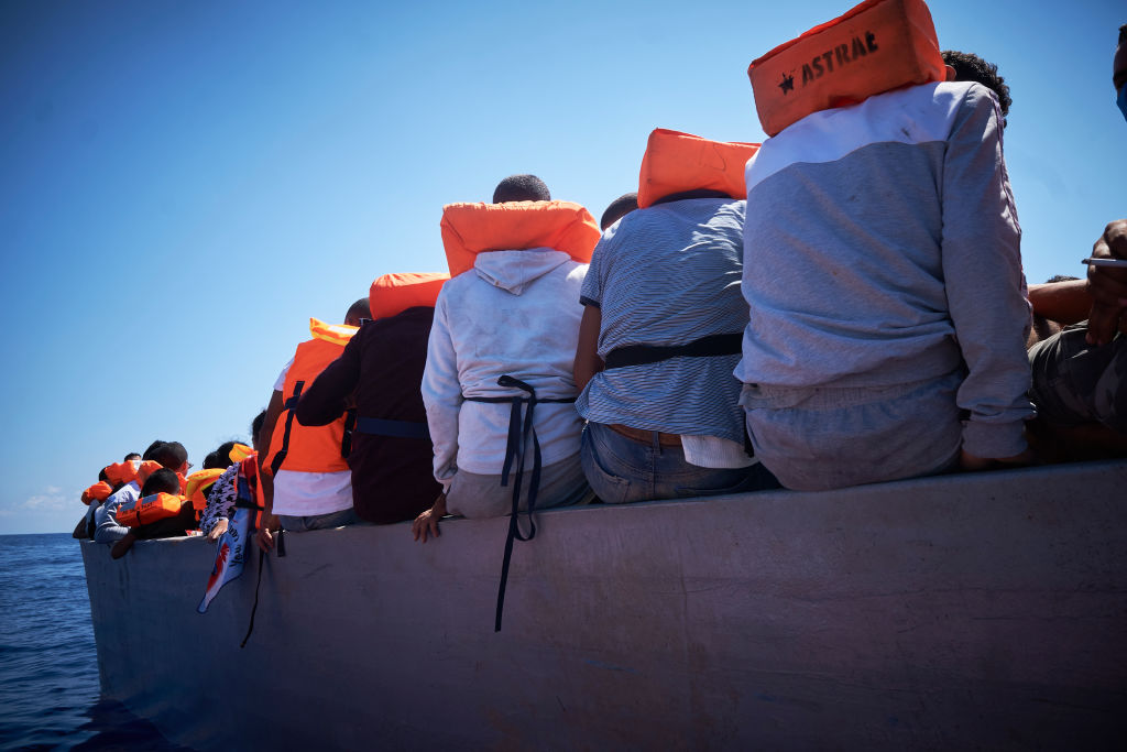 Polițiștii români de frontieră salvează migranți în Marea Mediterană. Vin zeci de femei și copii înghesuiți în bărci