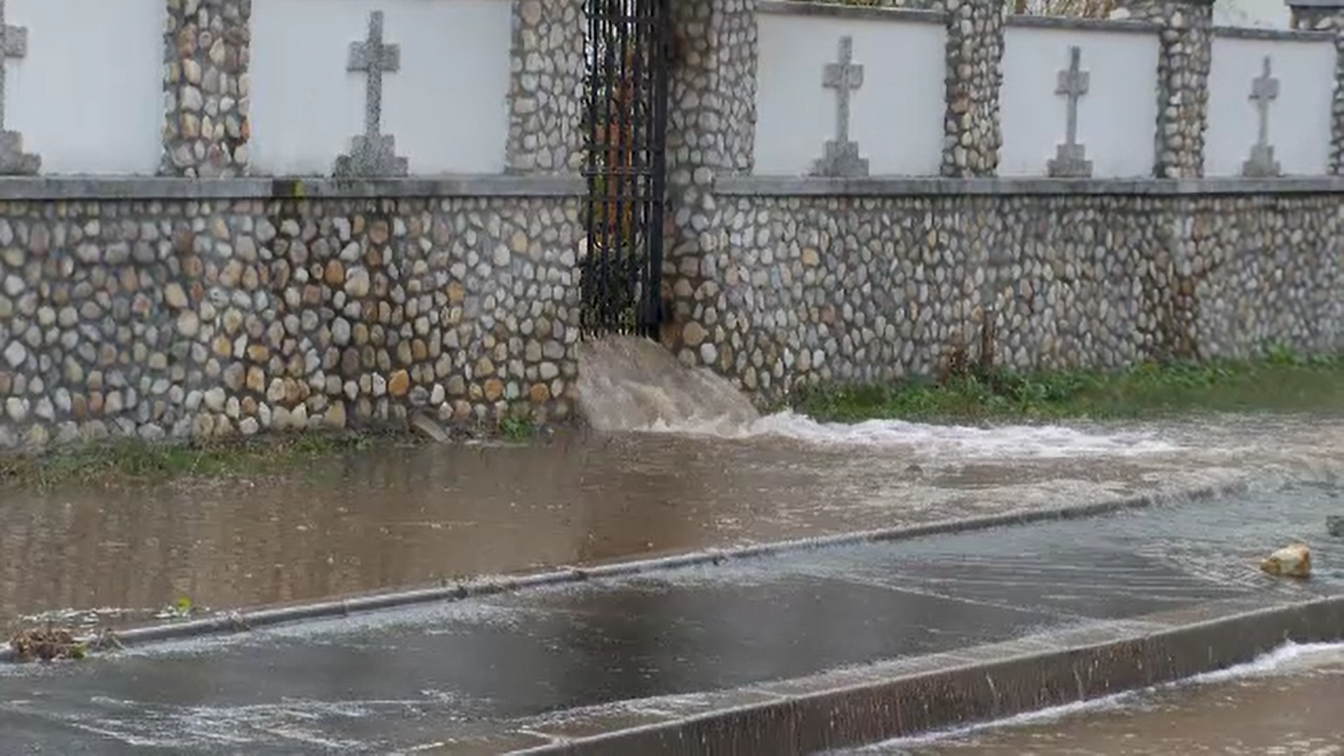 O magistrală veche de peste 50 de ani s-a spart în curtea unei biserici din Pitești